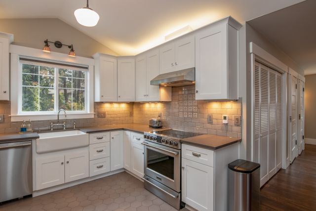 Kitchen%20with%20white%20cupboards%20and%20soft%20yellow%20lighting Kitchen%20with%20white%20cupboards%20and%20soft%20yellow%20lighting
